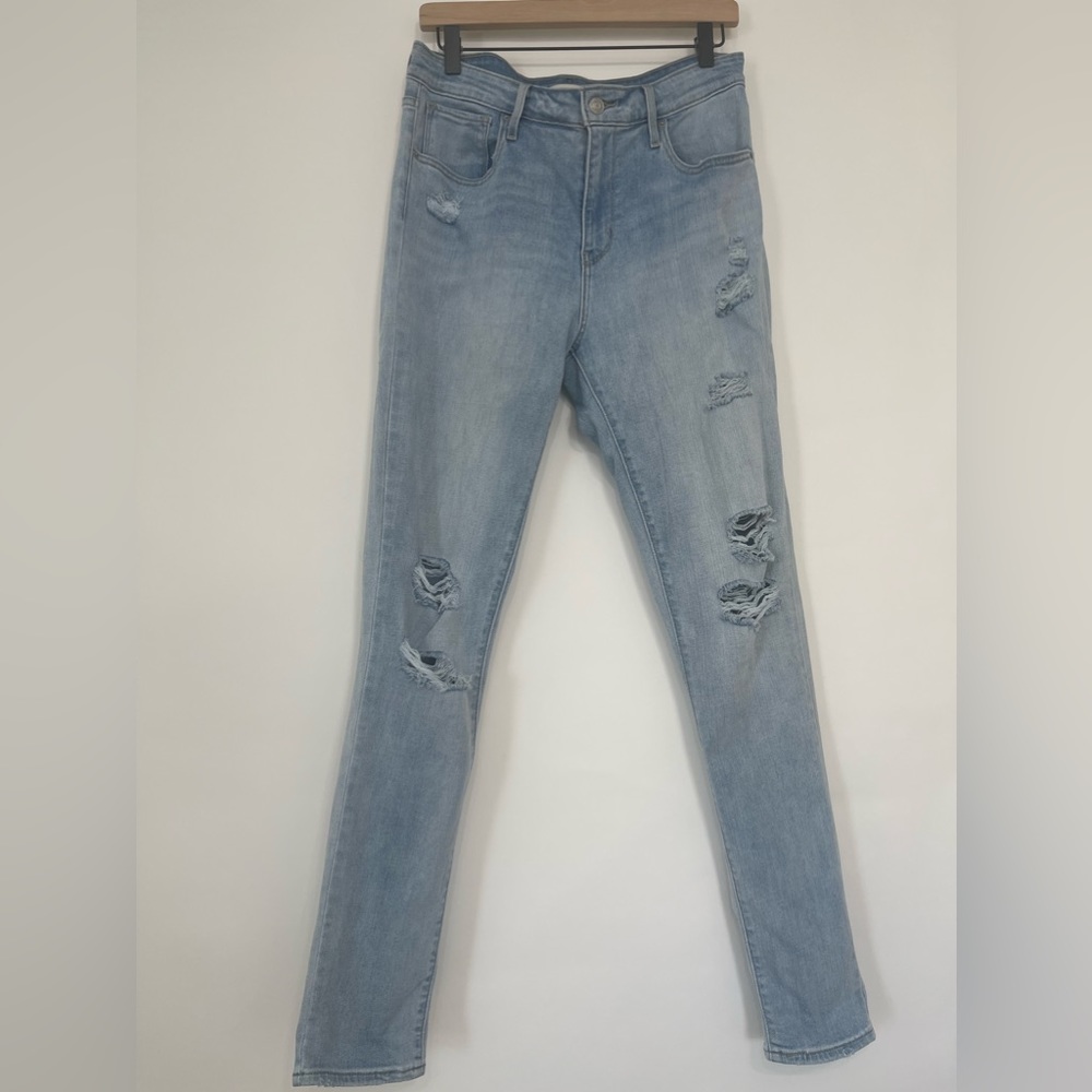 Levi’s High Rise Skinny Distressed Jeans. Size waist: 31 length: 32
